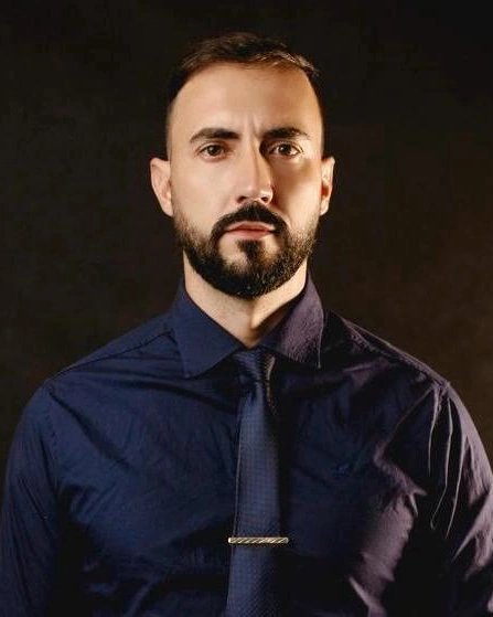 Rodrigo Roosevelt em retrato individual de camisa e gravata azul-marinho