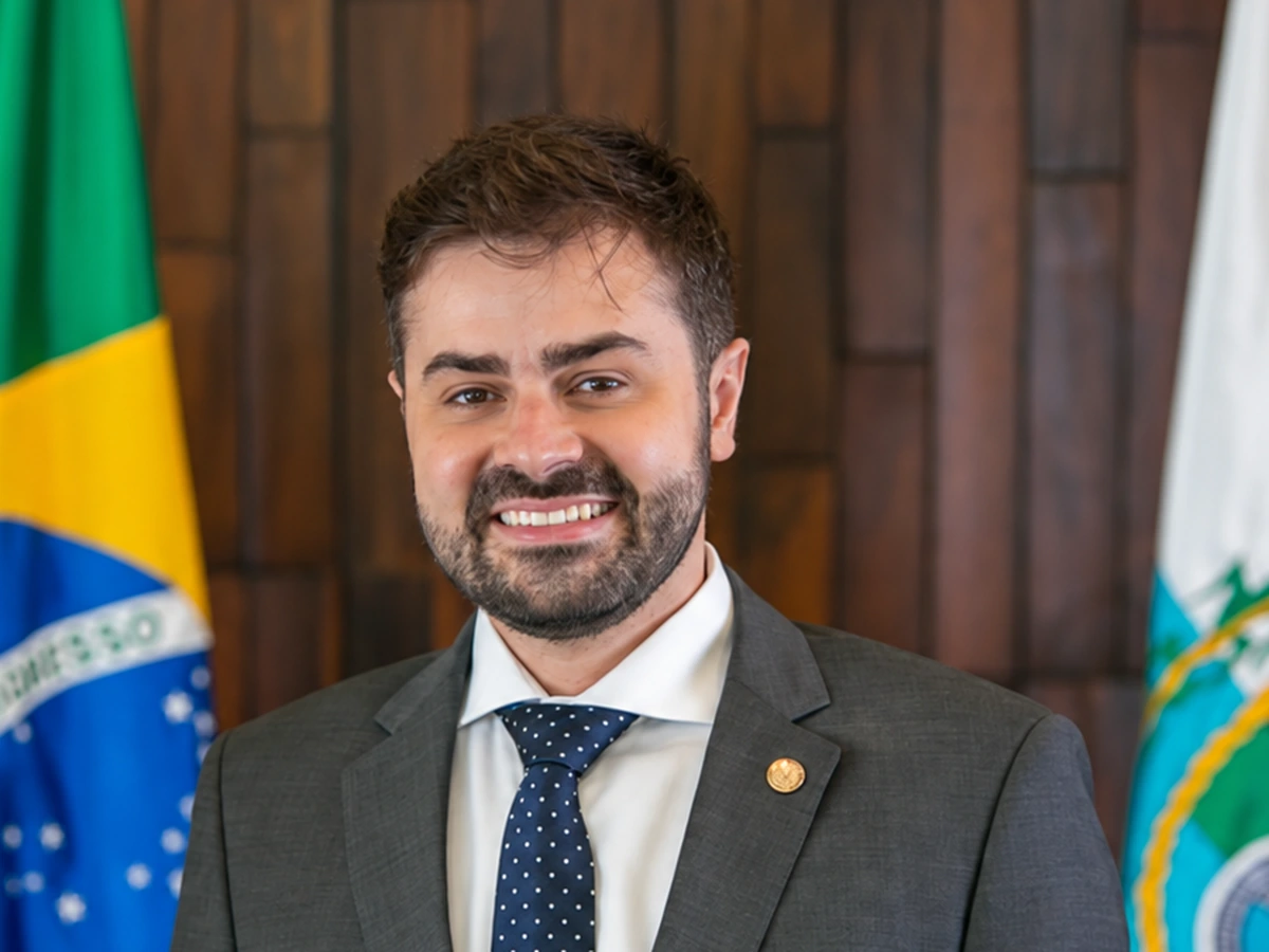 Vinicius Cozzolino em retrato institucional da Alerj, reenquadrado com espaço acima da cabeça